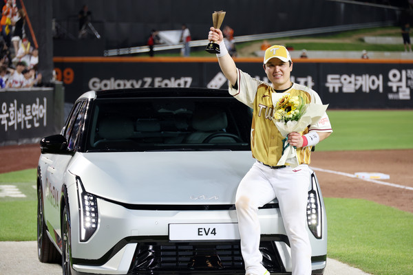 12일 대전 한화생명 볼파크에서 열린 2025 신한 SOL뱅크 KBO 올스타전. 미스터 올스타로 선정된 박동원이 부상으로 받는 차량과 함께 기념사진을 찍고 있다. 연합뉴스