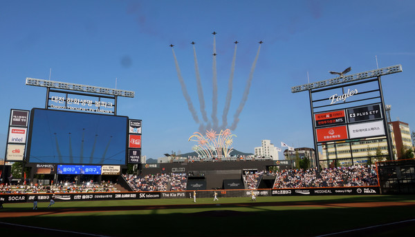 12일 대전 한화생명 볼파크에서 열린 2025 신한 SOL뱅크 KBO 올스타전 시작 전 공군 특수비행 팀 블랙이글스의 에어쇼가 펼쳐지고 있다. 연합뉴스