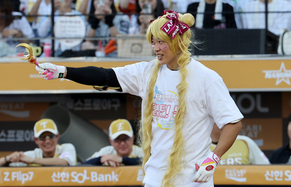 12일 대전 한화생명 볼파크에서 열린 2025 신한 SOL뱅크 KBO 올스타전. 1회말 1사 1, 2루 때 나눔 올스타 송성문이 세일러문으로 분장해 타석에 들어서고 있다. 연합뉴스