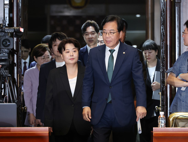 의원총회 입장하는 송언석 비대위원장과 윤희숙 혁신위원장. 연합뉴스