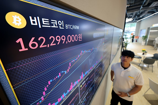 가상화폐 비트코인이 신고가를 경신한 14일 서울 서초구 빗썸라운지 강남 본점 현황판에 비트코인 시세가 표시되고 있다..연합뉴스