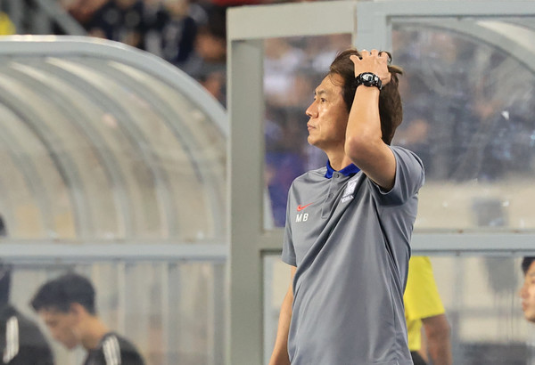 15일 경기도 용인미르스타디움에서 열린 2025년 동아시아축구연맹(EAFF) E-1 챔피언십(동아시안컵) 남자부 최종 3차전 한국과 일본의 경기 후반전를 한국 홍명보 감독이 지켜보고 있다. 연합뉴스