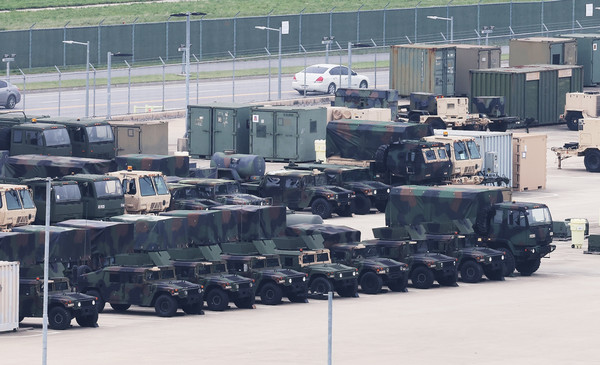 경기도 평택시 캠프 험프리스에 차량이 대기하고 있다. 연합뉴스