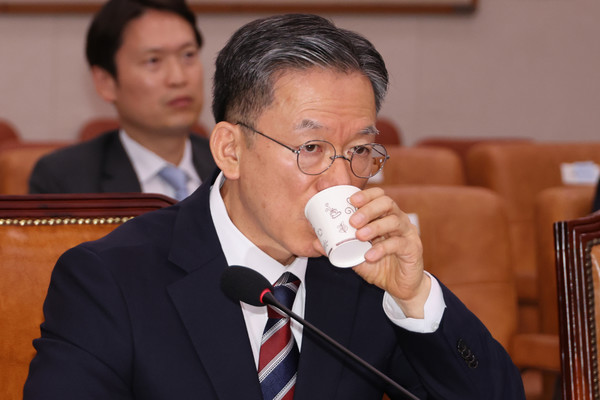 정성호 법무부 장관 후보자가 16일 국회 법제사법위원회에서 열린 인사청문회에서 위원 질의를 들으며 물을 마시고 있다. 연합뉴스