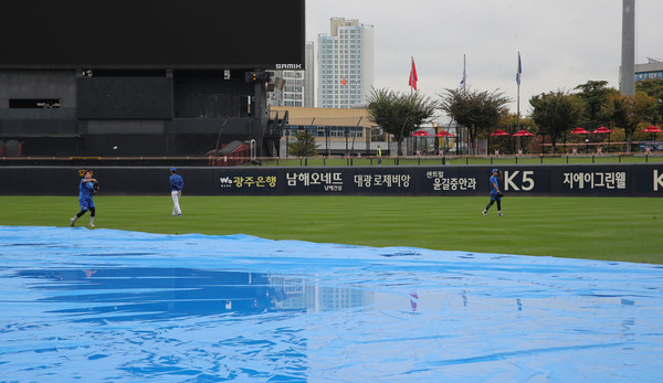 22일 광주기아챔피언스필드에서 열릴 예정이던 삼성라이온즈와 기아타이거즈의 '2024 신한 SOL 뱅크 KBO 한국시리즈' 1차전 서스펜디드 경기 및 오후 6시 30분 예정된 2차전 경기가 우천으로 순연됐다 (기사 내용과 무관). 삼성라이온즈 제공