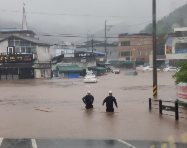 17일 대구 북구 노곡동 일대가 폭우로 침수돼 차량들이 물에 잠겨 있다. 대구 북구 제공