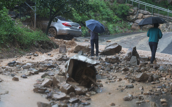  청도에 호우경보와 산사태경보가 발령된 17일 경북 청도군 청도읍 구미리 한 마을에서 산사태가 발생해 있다. 연합뉴스