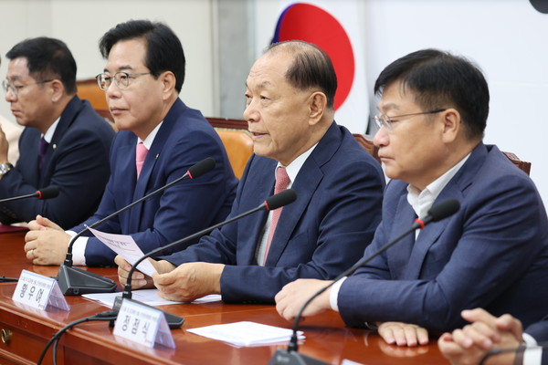 국민의힘 황우여 선거관리위원회 위원장(왼쪽 세번째)이 14일 국회에서 열린 당 대표 및 최고위원 선출 선거관리위원회 위촉장 수여식에서 발언하고 있다. 연합뉴스