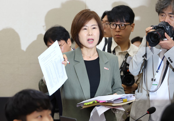 18일 서울 여의도 국회 보건복지위원회에서 열린 정은경 보건복지부 장관 후보자 인사청문회에서 국민의힘 김미애 의원이 정 후보자 배우자의 주식 투자 의혹과 관련해 항의하며 매수·매도 시기를 포함한 상세 거래내용을 들어 보이고 있다. 연합뉴스