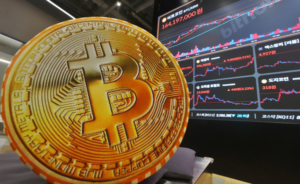 18일 서울 서초구 빗썸라운지 강남 본점 현황판에 비트코인 시세가 표시되고 있다.가상화폐 3개 법안이 미 하원을 통과하면서 비트코인 가격이 한때 12만 달러를 재돌파했다. 미 가상화폐 거래소 코인베이스에 따르면 미 동부 시간 이날 오후 5시 20분(서부 오후 2시 20분) 비트코인 1개당 가격은 24시간 전보다 소폭(0.03%) 오른 12만634달러에 거래됐다. 연합뉴스