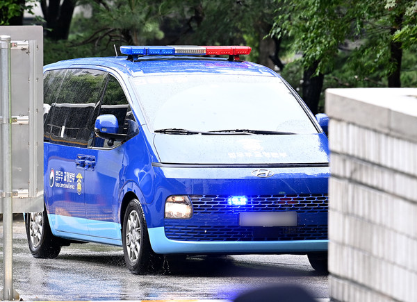 윤석열 전 대통령이 탑승한 호송차가 18일 서울 서초구 서울중앙지방법원으로 들어서고 있다. 연합뉴스