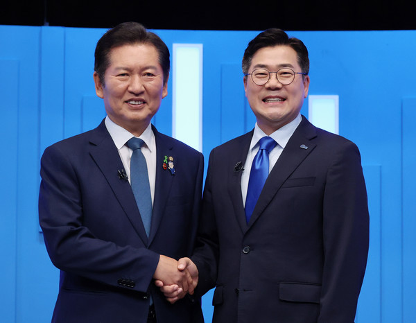 더불어민주당 정청래(왼쪽)·박찬대 당대표 후보가 지난 16일 서울 양천구 목동 SBS에서 TV토론회에 앞서 기념촬영을 하고 있다. 연합뉴스