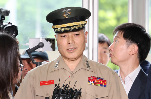 채상병 사망 사건 초동조사 당시 수사외압을 폭로했던 박정훈 해병대 수사단장(대령)이 16일 서울 서초구 순직해병특검 사무실에 참고인 신분으로 출석하며 취재진의 질문에 답하고 있다. 연합뉴스