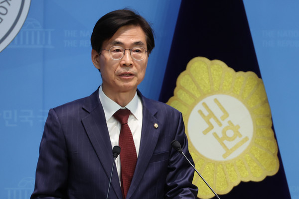 국민의힘 조경태 의원이 21일 서울 여의도 국회 소통관에서 당대표 출마 의사를 밝히는 기자회견을 하고 있다. 연합뉴스