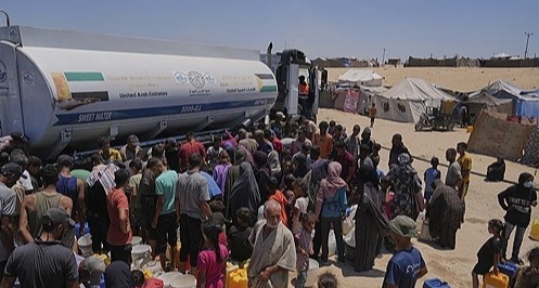 지난 19일(현지시간) 가자지구 남부 칸유니스 구호소 물탱크 트럭 앞에 물을 받으려고 모인 팔레스타인 주민들. AP연합뉴스