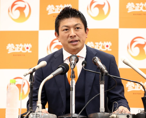 20일 일본 도쿄의 당사에서 가미야 소헤이 참정당 대표가 참의원 선거 결과에 대한 입장을 밝히고 있다. EPA 연합뉴스