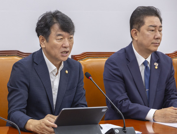 더불어민주당 문진석 원내수석부대표가 22일 국회에서 열린 원내대책회의에서 발언하고 있다. 연합뉴스