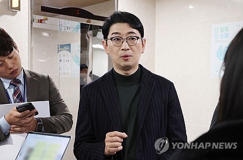 국민의힘 주진우 의원이 국회 소통관에서 '고위공직자범죄수사처(공수처)가 윤석열 대통령을 내란 혐의로 수사하는 과정에서 서울중앙지법으로부터 영장을 기각당한 사실을 숨겼다는 의혹'을 제기하는 기자회견을 한 뒤 취재진의 질문에 답변하고 있다. 연합뉴스