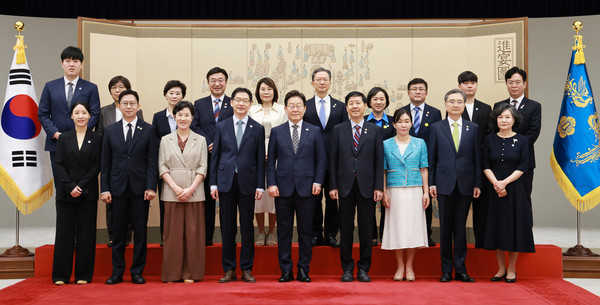 이재명 대통령이 23일 서울 용산 대통령실 청사에서 열린 임명장 및 위촉장 수여식에서 신임 국무위원, 지방시대위원장 및 가족과 기념촬영을 하고 있다.연합뉴스