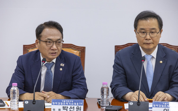 더불어민주당 정치검찰 '조작기소대응TF' 위원인 박선원 의원이 23일 국회에서 열린 TF 2차 회의에서 발언하고 있다.  연합뉴스