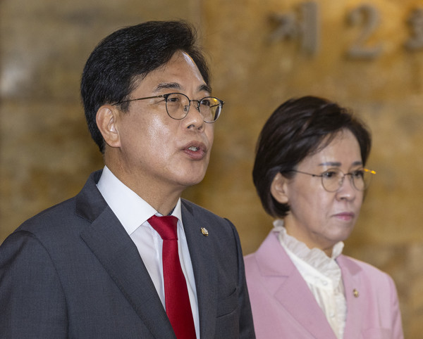 국민의힘 송언석 비상대책위원장 겸 원내대표가 23일 국회에서 강선우 여성가족부 장관 후보자 사퇴 소식이 알려진 뒤 취재진과 관련 인터뷰를 하고 있다. 연합뉴스