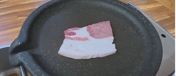 유튜버 꾸준이 울릉도 식당에서 비계만 가득 있는 삼겹살을 받아 논란이 됐다. 유튜브 꾸준 kkujun 캡처