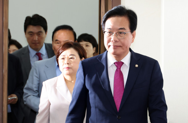 국민의힘 송언석 비대위원장 겸 원내대표가 28일 서울 여의도 국회에서 열린 비상대책위원회의에 참석하고 있다. 연합뉴스