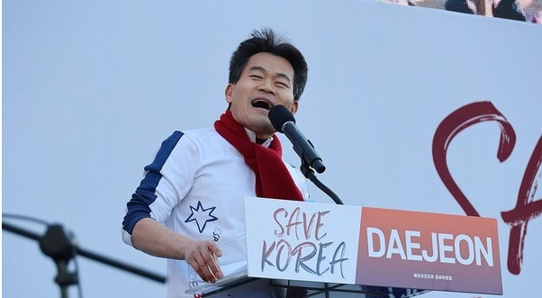 지난달 22일 오후 대전 서구 대전시청 앞 보라매공원에서 개신교 단체 세이브코리아가 개최한 윤석열 대통령 탄핵 반대 및 석방 촉구 국가비상기도회에서 한국사 강사 전한길 씨가 발언하고 있다. 연합뉴스