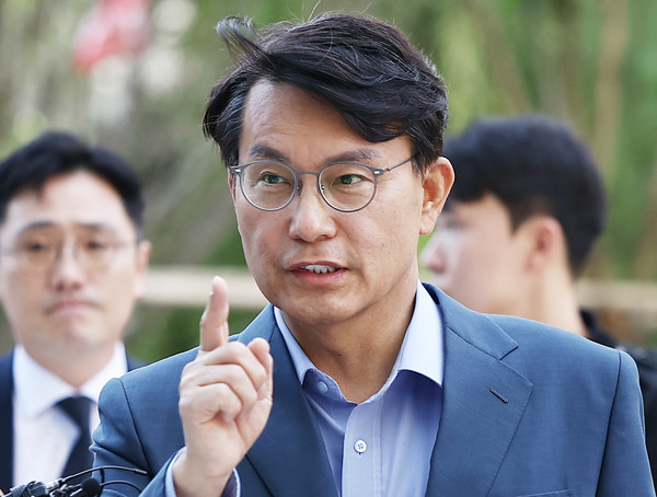 국민의힘 윤상현 의원이 27일 서울 종로구 광화문 kt웨스트 김건희 특검 사무실로 향하고 있다. 연합뉴스