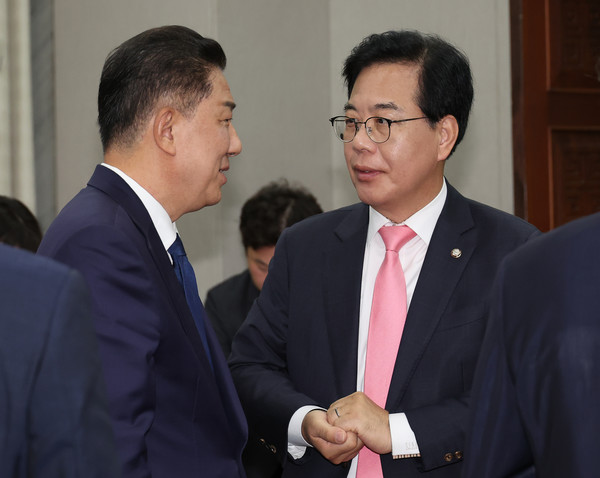 29일 국회 운영위원회 전체회의 종료 후 더불어민주당 김병기 당대표 직무대행 겸 원내대표(왼쪽)와 국민의힘 송언석 비상대책위원장 겸 원내대표가 대화하고 있다. 연합뉴스