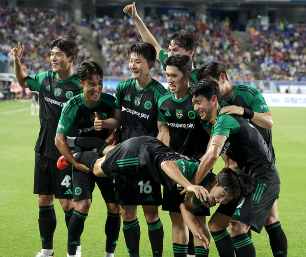 30일 수원월드컵경기장에서 열린 2025 쿠팡플레이 시리즈 팀 K리그와 뉴캐슬 유나이티드의 경기. K리그 김진규가 선제골을 넣은 뒤 세리머니를 하고 있다. 연합뉴스