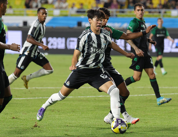 30일 수원월드컵경기장에서 열린 2025 쿠팡플레이 시리즈 팀 K리그와 뉴캐슬 유나이티드의 경기. 교체로 투입된 뉴캐슬 박승수가 슛을 시도하고 있다. 연합뉴스