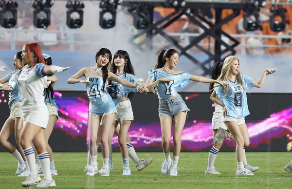 30일 수원월드컵경기장에서 열린 2025 쿠팡플레이 시리즈 팀 K리그와 뉴캐슬 유나이티드의 경기. 아이브가 축하공연을 하고 있다. 연합뉴스