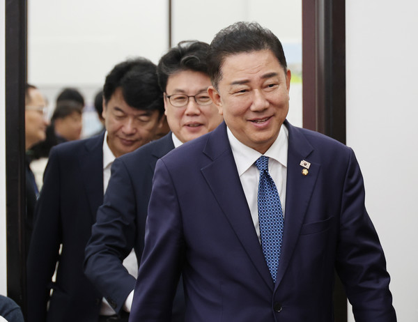 더불어민주당 김병기 당대표 직무대행 겸 원내대표, 진성준 정책위의장이 31일 서울 여의도 국회에서 열린 정책조정회의에 참석하고 있다. 연합뉴스