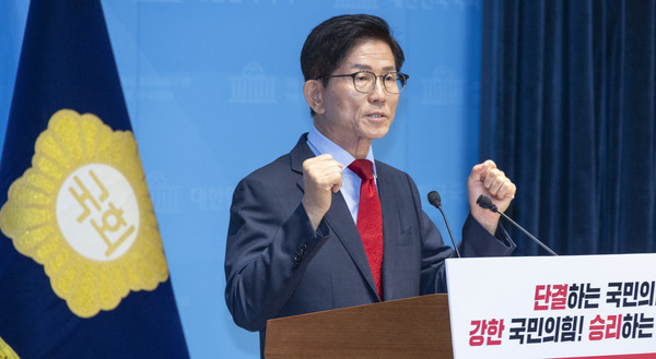 국민의힘 당 대표 선거에 출마한 김문수 후보가 31일 국회 소통관에서 비전·공약 발표를 하고 있다. 연합뉴스
