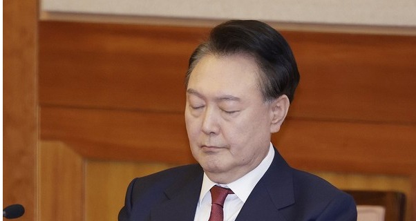 윤석열 대통령이 지난 2월4일 서울 종로구 헌법재판소에서 열린 탄핵심판 5차 변론기일에 출석해 눈을 감고 있다. 연합뉴스