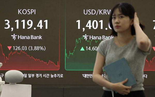 1일 서울 중구 하나은행 본점 딜링룸에서 직원들이 업무를 보고 있다. 이날 코스피는 전장보다 126.03포인트(3.88%) 내린 3,119.41에 장을 마쳤다. 연합뉴스