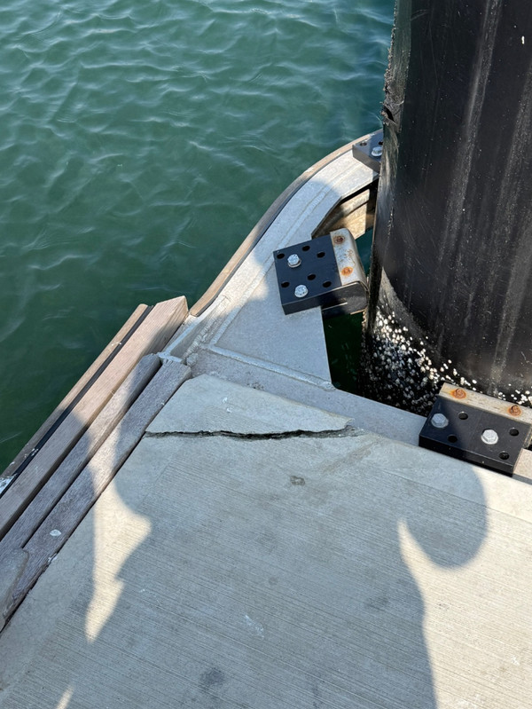 포항시 남구 송도동 인근 형산강 하구에 설치된 마리나 계류장 하자 부분. 김하영 의원 제공