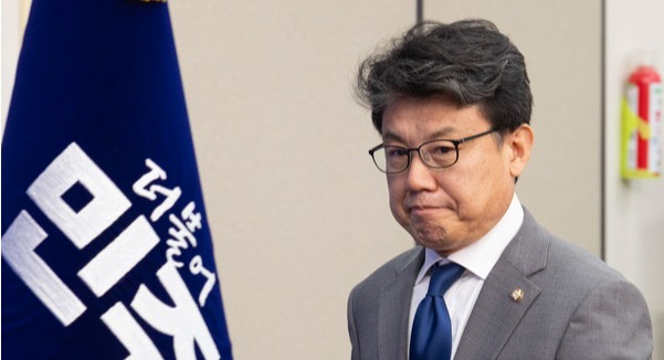 더불어민주당 진성준 정책위의장이 1일 국회에서 열린 최고위원회의에 입장하고 있다. 연합뉴스