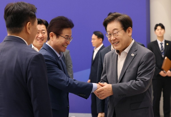 ▲ 이재명 대통령이 1일 서울 용산 대통령실에서 열린 전국 시·도지사 간담회에 참석하며 이철우 경북도지사와 악수를 나누고 있다. 경북도 제공