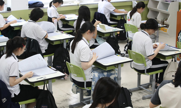 2025학년도 7월 고3 전국연합학력평가가 치러진 10일 대구 수성구 대구여자고등학교에서 고3 학생들이 시험 준비를 하고 있다. 연합뉴스