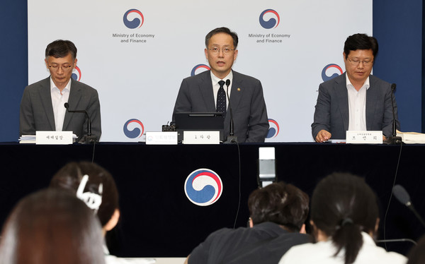 이형일 기획재정부 1차관이 지난달 29일 정부세종청사 민원동 브리핑실에서 2025 세제 개편안 상세 브리핑을 하고 있다. 연합뉴스