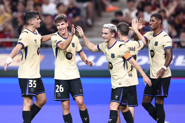 31일 서울월드컵경기장에서 열린 FC바르셀로나 2025 아시아투어 에디션 FC서울과 FC바르셀로나의 경기. 바르셀로나 가비가 여섯번째 골을 넣은 뒤 동료들의 축하를 받고 있다. 연합뉴스