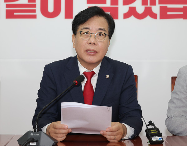 국민의힘 송언석 비상대책위원장 겸 원내대표가 4일 국회에서 열린 사법정의수호 및 독재대응 특위 임명장 수여식에서 발언하고 있다. 연합뉴스