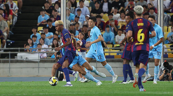 4일 대구스타디움에서 열린 FC바르셀로나 2025 아시아투어 에디션 대구FC와 FC바르셀로나의 경기. 전반전 FC바르셀로나 라민 야말이 돌파 시도하고 있다. 연합뉴스