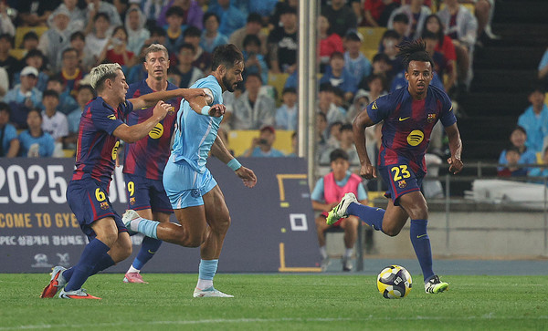 4일 대구스타디움에서 열린 FC바르셀로나 2025 아시아투어 에디션 대구FC와 FC바르셀로나의 경기. 전반전 대구FC 세징야가 드리블 돌파를 시도하고 있다.  연합뉴스