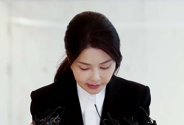 윤석열 전 대통령 배우자 김건희 여사가 6일 서울 종로구 KT광화문빌딩 웨스트에 마련된 민중기 특별검사팀 사무실에 피의자 신분으로 출석하며 고개 숙이고 있다.사진공동취재단]