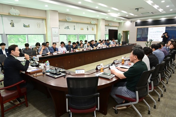 고령군 5일 군청우륵실에서 인구 3만 회복을 위한 비상대책 회의를 하고 있다. 고령군 제공