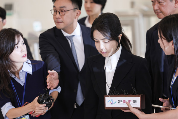 윤석열 전 대통령 부인 김건희 여사가 6일 서울 종로구 KT광화문빌딩 웨스트에 마련된 민중기 특별검사팀에 피의자 신분으로 첫 출석하며 취재진의 질문을 받고 있다.  연합뉴스