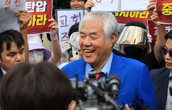 경찰이 올해 1월 발생한 서울서부지법 폭력 난동 사태에 연관됐다는 의혹을 받는 전광훈 목사와 사랑제일교회에 대해 압수수색에 나선 5일 서울 성북구 사랑제일교회에서 나온 전광훈 목사가 발언하고 있다. 연합뉴스